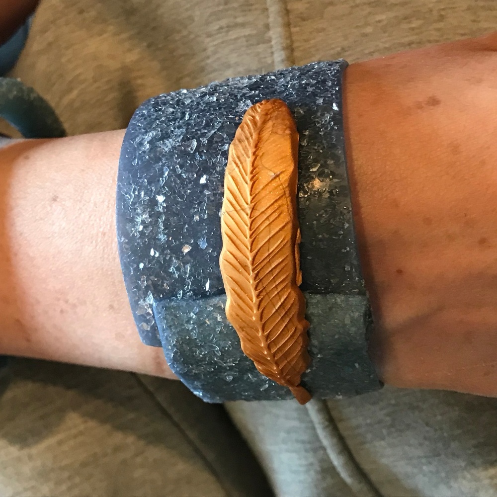 Matana chasing a feather Bird bangle in Denim - Picture 4 of 8